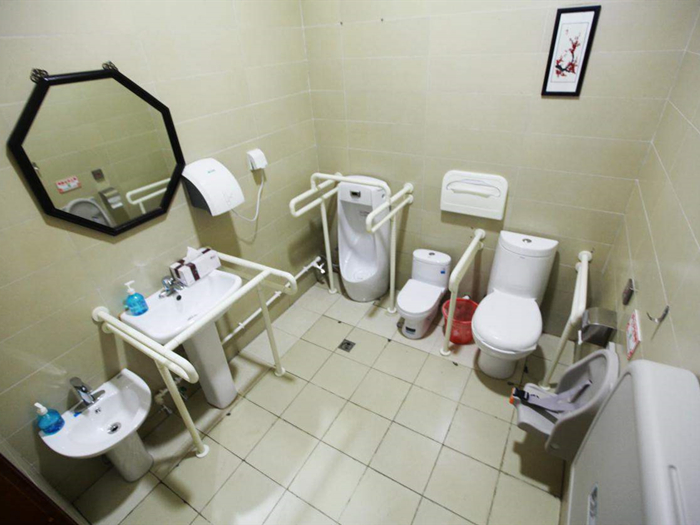 衛(wèi)生間扶手等設(shè)施應(yīng)該怎樣設(shè)置在無(wú)障礙衛(wèi)生間里呢？