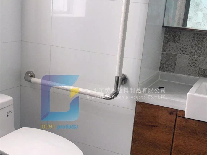 安裝衛(wèi)生間扶手，小細(xì)節(jié)顯示大的關(guān)懷