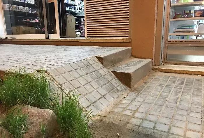 加裝無障礙扶手，造福老人的改造為何會(huì)有反對？