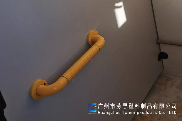 【佛山南?！可鐓^(qū)加裝無(wú)障礙扶手，給老人觸手可及的安全